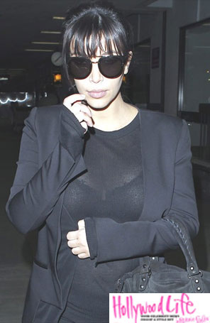 Kim Kardashian usa transparência e mostra a <i>lingerie</i>