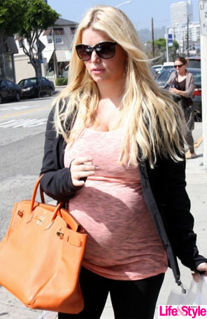 Jessica Simpson é fotografada mostrando a barriga de grávida