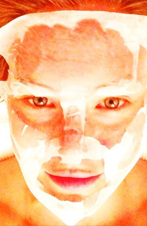 Bar Refaeli mostra tratamento facial. Veja!