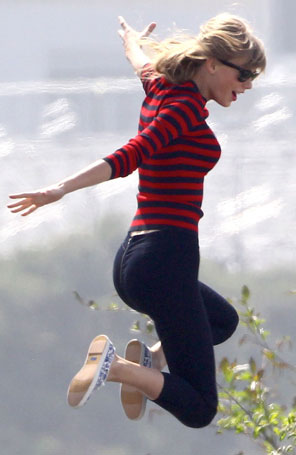 Taylor Swift grava vídeo pulando
