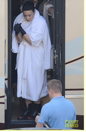 Demi Lovato suja as mãos para gravar clipe