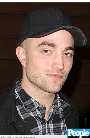 Robert Pattinson aparece com parte do cabelo raspado
