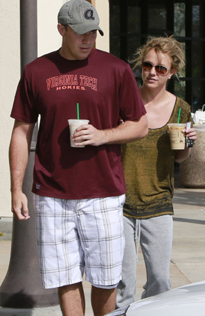 Britney Spears passeia com suposto novo namorado