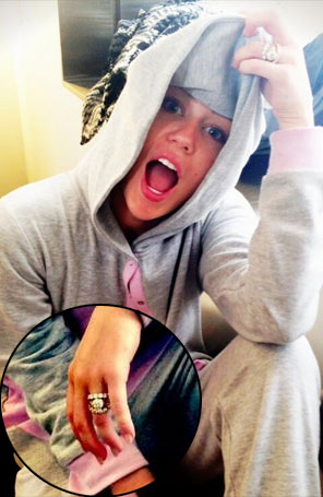Miley Cyrus volta a usar a aliança de noivado