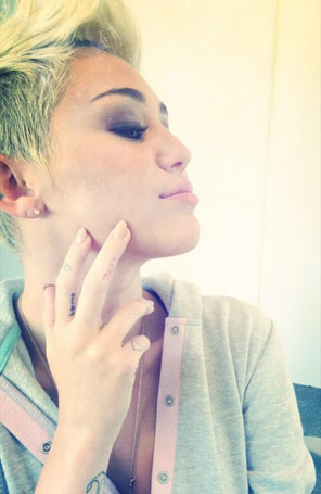 Miley Cyrus está compondo música inspirada por Liam Hemsworth