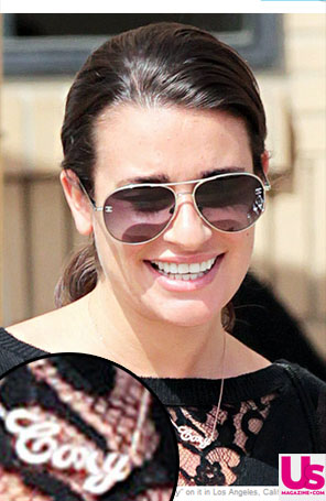 Lea Michele usa colar com o nome do namorado