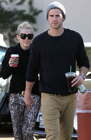 Após rumores, Miley Cyrus e Liam Hemsworth estão bem e continuam com os planos do casamento