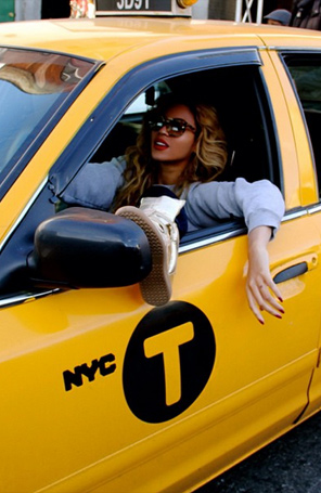 Beyoncé posta foto dirigindo um táxi, veja!