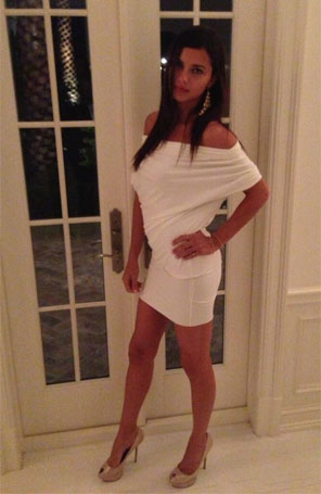 Adriana Lima publica foto com vestido de 480 reais