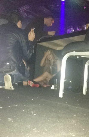Lindsay Lohan se esconde embaixo da mesa do <i>DJ</i> em balada em São Paulo