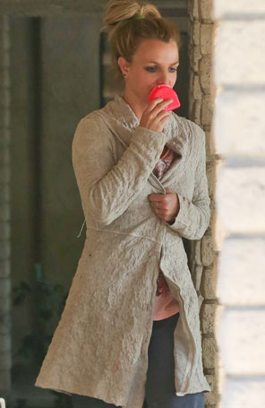 Britney Spears tenta se esconder dos <I>paparazzi</i>