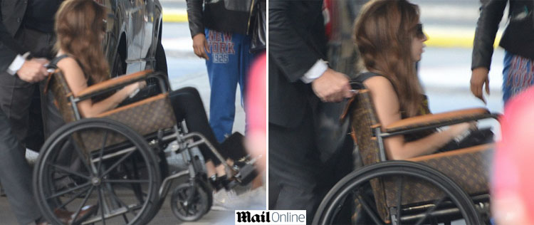 Lady Gaga é clicada em cadeira de rodas da <I>Louis Vuitton</i>