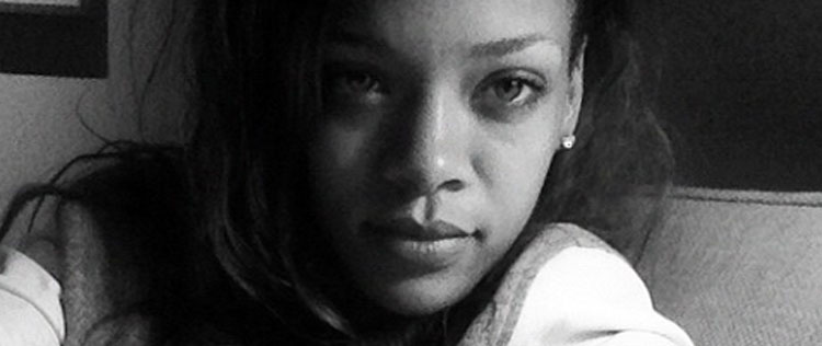 Rihanna vai à casa noturna e tira foto de <i>strippers</i>