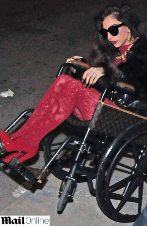 Lady Gaga volta a aparecer de cadeira de rodas