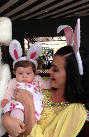 Veja com quem Katy Perry celebrou a Páscoa