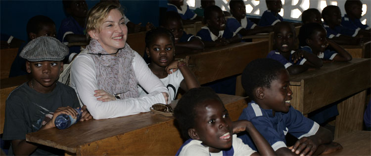 Madonna está em Malauí para inspecionar projetos de escolas
