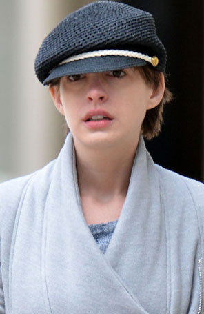 Anne Hathaway é clicada totalmente sem maquiagem