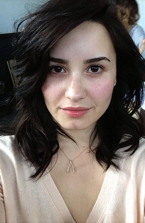 Demi Lovato posta foto sem maquiagem e manda mensagem