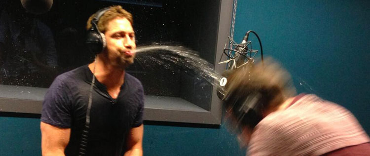 Gerard Butler participa de <i>guerra de cuspe</i> em programa de rádio