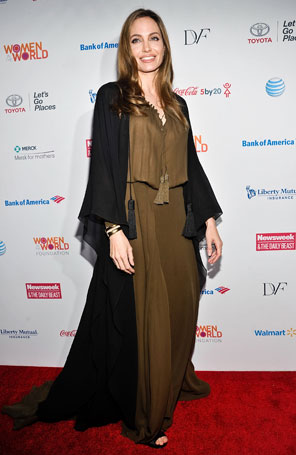 Angelina Jolie apresenta cabelos mais claros em evento