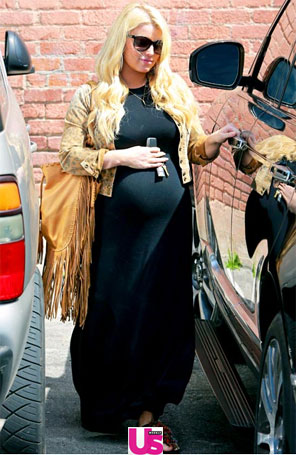 Com vestido justo, Jessica Simpson desfila sua barriga de grávida