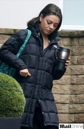 Mila Kunis grava em Londres e sai de casa com cara de sono
