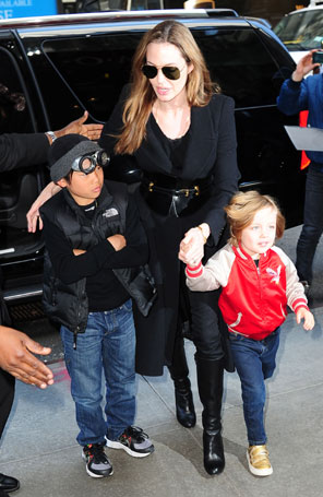 Angelina Jolie leva Maddox e Knox para comprar brinquedos