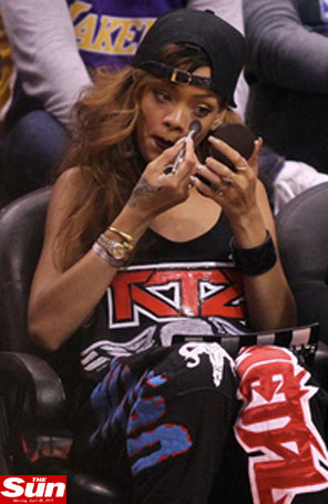 Solteira, Rihanna retoca maquiagem sozinha em jogo de basquete