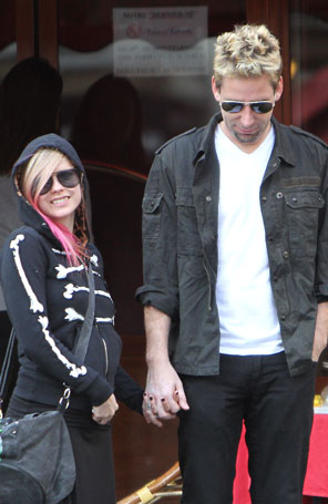 Avril Lavigne promete casamento em grande estilo com Chad Kroeger