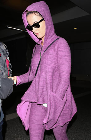 Katy Perry usa capuz e óculos para deixar aeroporto, veja!