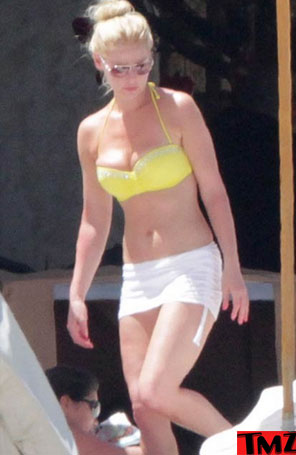 Katherine Heigl é flagrada de biquíni, veja!