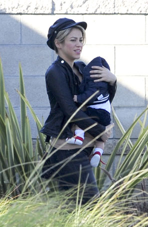 Shakira esconde Milan dos <i>flashes</i> dos <i>paparazzi</i>
