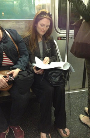 Julianne Moore é fotografada andando de metrô