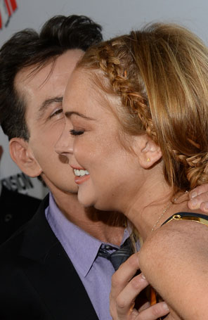 Charlie Sheen esclarece se Lindsay Lohan roubou joias do <i>set</i>