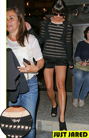 Lea Michele janta com os pais usando colar com o nome do namorado