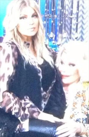 Fergie finge que amamenta apresentadora em foto