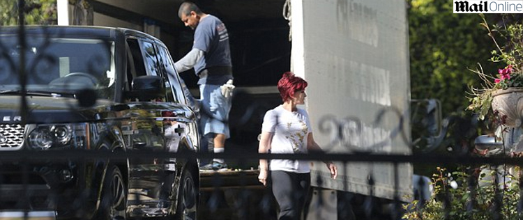 Após rumores sobre separação, Sharon Osbourne é vista mudando de casa