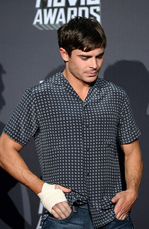 Saiba como Zac Efron machucou a mão