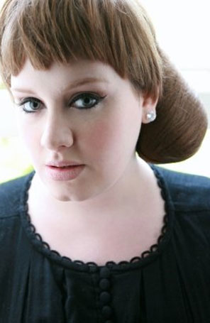 Adele recusa proposta de escrever autobiografia pro se achar muito nova