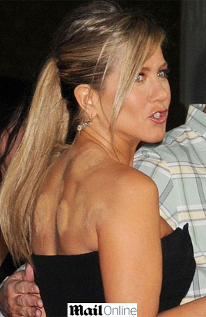 Jennifer Aniston usa decote e mostra maquiagem nas costas
