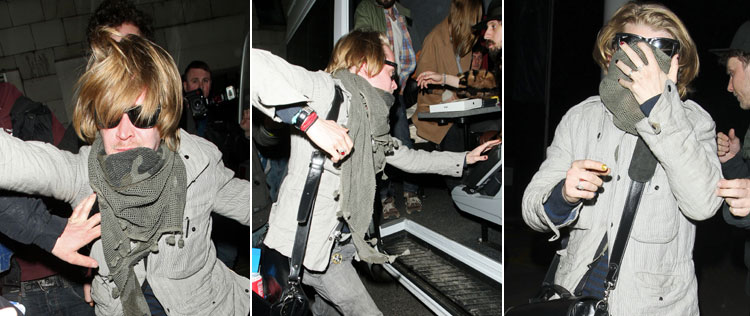 Macaulay Culkin se irrita com <i>paparazzi</i> em frente à casa noturna