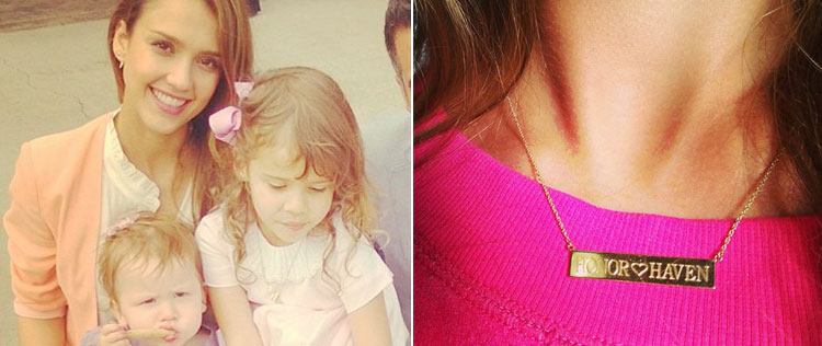Jessica Alba usa colar com o nome das suas filhas