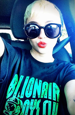 Miley Cyrus agradece ao pai por pagar suas contas