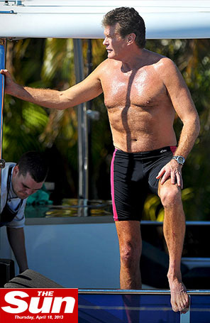 Aos 60 anos, astro de <i>Baywatch</i> mostra estar em boa forma
