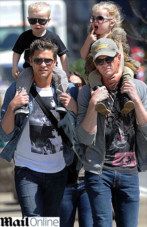 Neil Patrick Harris leva filha de cavalinho nas costas