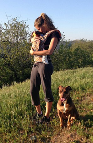 Gisele Bündchen divulga foto passeando com a filha