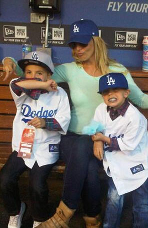 Britney Spears leva seus filhos para assistir jogo de beisebol