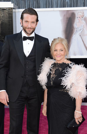 Bradley Cooper e sua mãe formam o par estranho mais adorado por revista