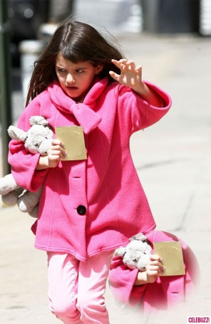 Suri Cruise vai a salão de beleza para fazer as unhas