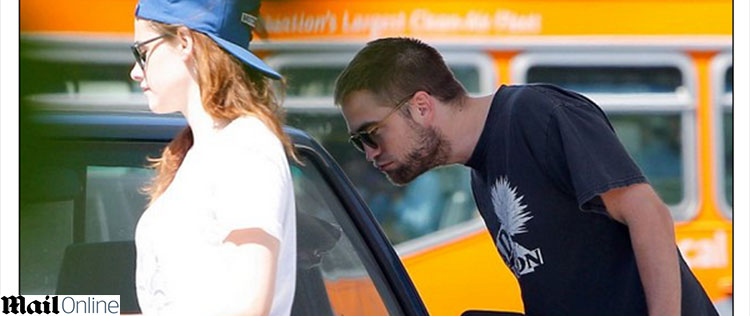 Robert Pattinson faz caras e bocas para cachorro